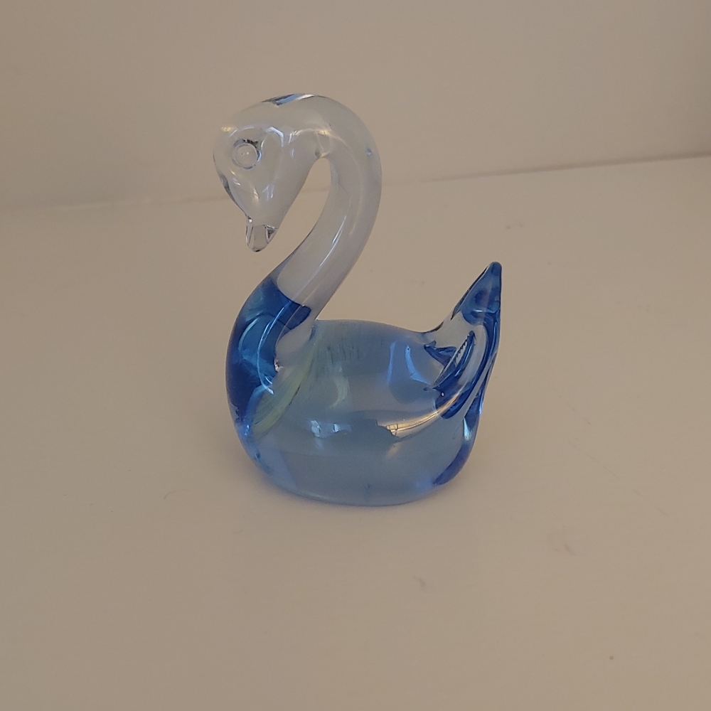 Glass ombré blue swan decoration